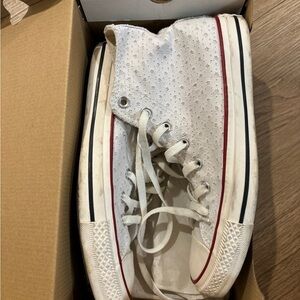 White Converse size 6 men’s 8 women’s